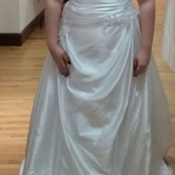 Callisto wedding gown - Picture 1 of 7